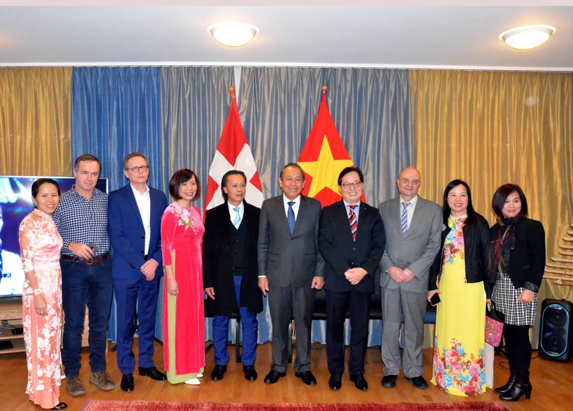 Vicepremier vietnamita se reúne con coterráneos en Suiza en ocasión del Tet 