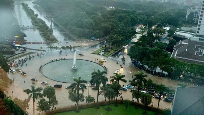 Lluvias torrenciales inundan la capital de Indonesia