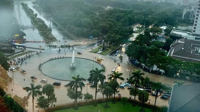 Lluvias torrenciales inundan la capital de Indonesia