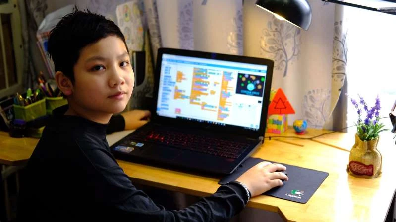 Diseña alumno vietnamita de primaria juegos en línea sobre el COVID-19