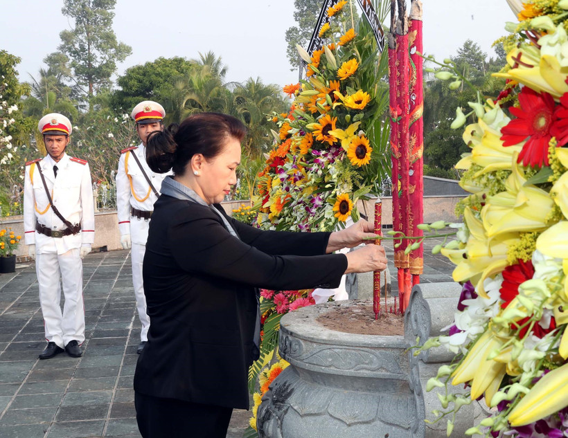 Presidenta de la Asamblea Nacional de Vietnam rinde homenaje a mártires en Ben Tre 