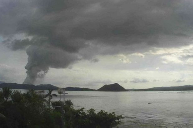 Filipinas advierte de posible explosión de lava por semanas del volcán Taal 