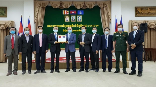 Vietnam dona equipos médicos a Camboya para lucha contra el COVID-19