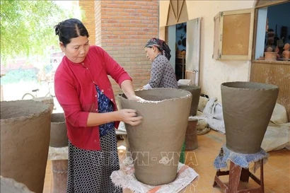 Producción de la cerámica Cham en la provincia vietnamita de Ninh Thuan. (Fuente: VNA)