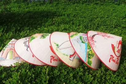 Los sombreros cónicos de Sai Nga se han convertido en un producto turístico, un regalo único para los viajeros que visitan la aldea artesanal. (Foto: langngheviet.com.vn)