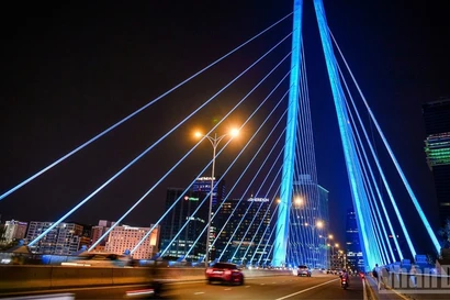 El aspecto vibrante y moderno de Ciudad Ho Chi Minh por la noche. (Fuente: nhandan.vn)