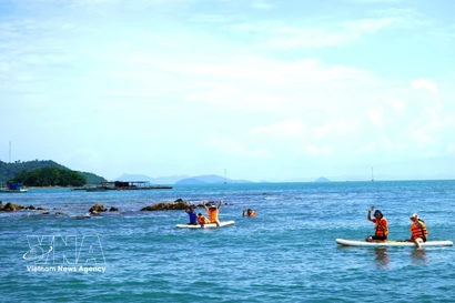 Los turistas en la zona costera del archipiélago Hai Tac. (Fuente: VNA)