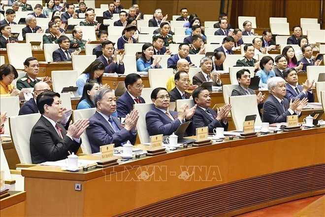 El secretario general del Partido Comunista de Vietnam, To Lam, y otros líderes del Partido y Estado asisten a la inauguración del décimo periodo de sesiones de la Asamblea Nacional de la XV legislatura. (Fuente: VNA) khai-mac-2.jpg