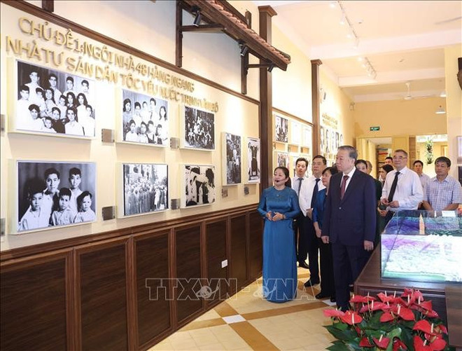 El secretario general del Partido Comunista de Vietnam, To Lam, visita la exposición en la casa número 48 en la calle Hang Ngang. (Fuente: VNA) tbt-to-lam-2.jpg