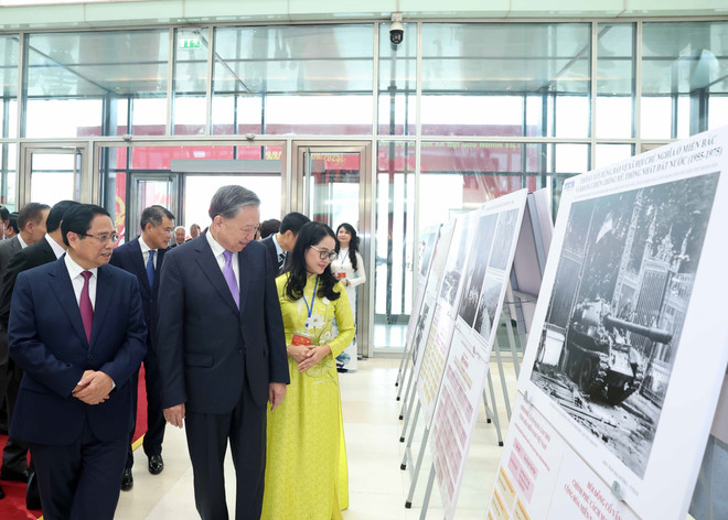 El secretario general del Partido Comunista de Vietnam, To Lam, y el primer ministro Pham Minh Chinh visitan una exposición fotográfica "Bajo la bandera del Partido, 80 años del Gobierno al servicio de la Patria y el Pueblo". (Fuente: VNA) vna-potal-tong-bi-thu-to-lam-du-le-ky-niem-80-nam-thanh-lap-chinh-phu-8222252.jpg