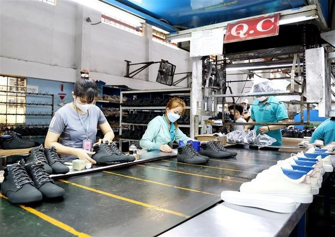 Trabajadores trabajan en la fábrica de zapatos Gia Dinh en la ciudad de Thu Duc, Ho Chi Minh. (Foto: VNA) 2.jpg