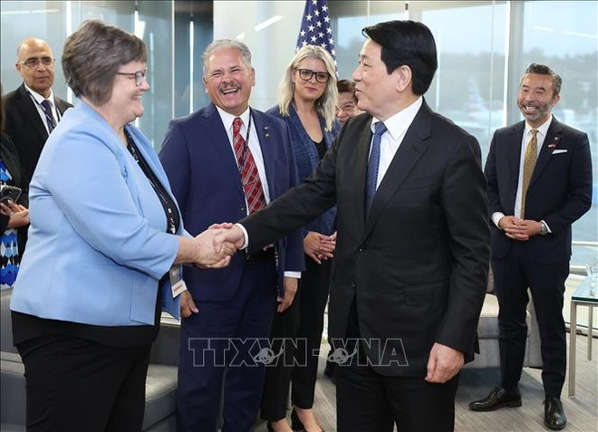El presidente de Vietnam, Luong Cuong, y legisladores del estado de Oregón. (Fuente: VNA) cnt.jpg