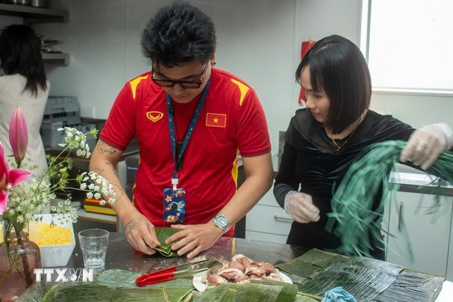 Los participantes elaboran Banh Chung (paste de arroz glutinoso). (Fuente: VNA) le-hoi-van-hoa-don-xuan-cua-nguoi-viet-tai-wellington3-resize.jpg