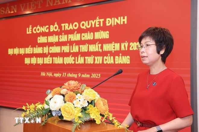 La directora general de VNA, Vu Viet Trang, habla en la ceremonia. (Foto: VNA) cong-bo-san-pham-chao-mung-dai-hoi-dang-bo-chinh-phu-va-dai-hoi-xiv-cua-dang.jpg