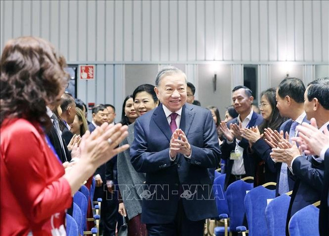 El secretario general del Partido Comunista de Vietnam, To Lam, sostiene un encuentro con funcionarios de las embajadas vietnamitas y representantes de la comunidad vietnamita residente en los países nórdicos de Finlandia, Dinamarca, Suecia y Noruega. (Foto: VNA) gap-cong-dong.jpg