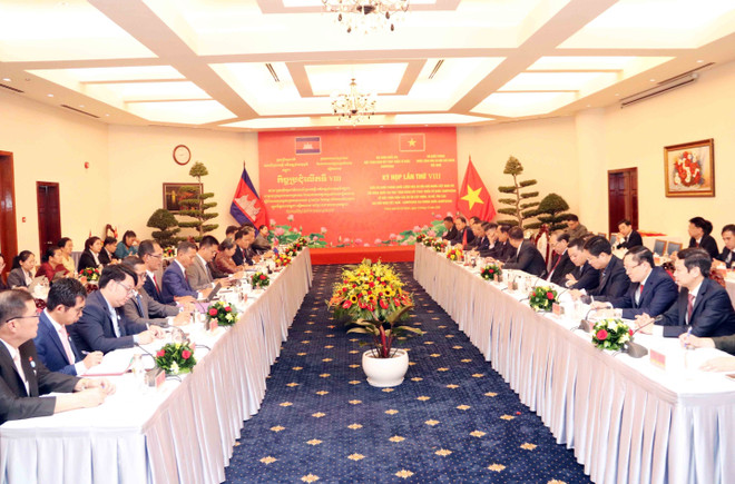 En la reunión. (Foto: VNA) vna-potal-tang-cuong-phoi-hop-xay-dung-tu-bo-ton-tao-dai-huu-nghi-viet-nam-campuchia-tai-campuchia-8340147.jpg