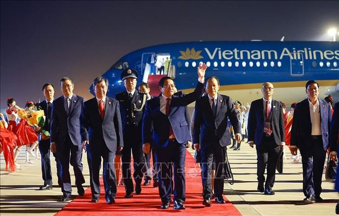 El primer ministro Pham Minh Chinh llega al aeropuerto internacional de Tianjin-Binhai, iniciando su visita de trabajo para asistir a la Cumbre de la Organización de Cooperación de Shanghái (OCS) 2025 y realizar actividades en China. (Fuente: VNA) thu-tuong-2.jpg