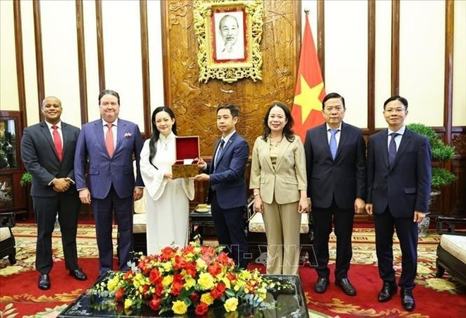 La vicepresidenta Vo Thi Anh Xuan recibe un obsequio de semillas de loto traídas al espacio por Amanda Nguyen. Foto: VNA pctn2-110725.jpg