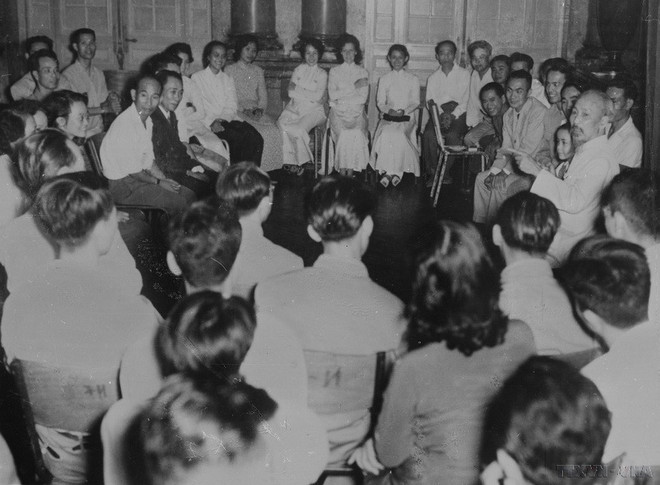El presidente Ho Chi Minh conversó con vietnamitas en Francia que regresaron al país para participar en la construcción nacional (octubre de 1956). (Fuente: VNA) vna-potal-chu-tich-ho-chi-minh-nguoi-sang-lap-ren-luyen-dang-cong-san-viet-nam-7806806.jpg