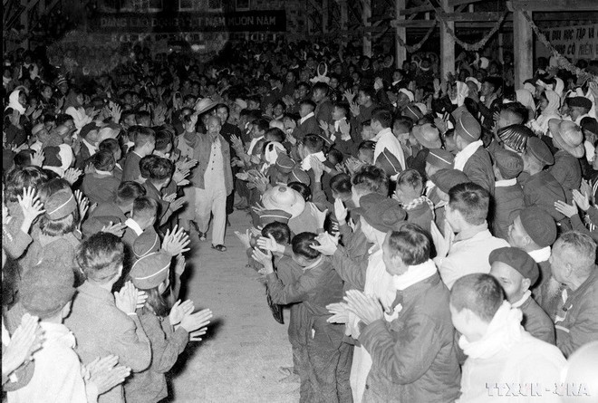 Con motivo del Año Nuevo Lunar, el 12 de febrero de 1956, el Presidente Ho Chi Minh visitó la Escuela de Cuadros de Minorías Étnicas. (Fuente: VNA) vna-potal-chu-tich-ho-chi-minh-nguoi-sang-lap-ren-luyen-dang-cong-san-viet-nam-7806774.jpg