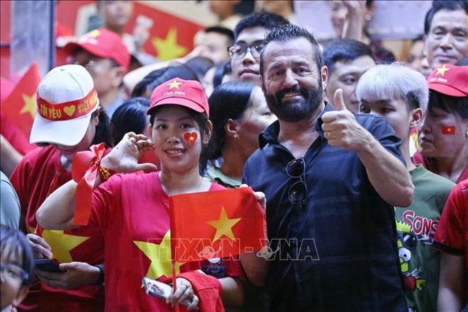 Los turistas extranjeros se unen a la alegría de los lugareños. (Foto: VNA) du-khach-nuoc-ngoai1.jpg
