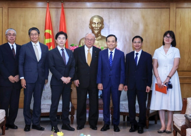 Los delegados toman fotografía. (Fuente: VNA) vna-potal-truong-ban-chinh-sach-va-chien-luoc-trung-uong-tiep-co-van-dac-biet-lien-minh-nghi-si-huu-nghi-nhat-viet-8071996.jpg
