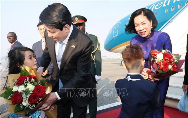 El presidente de Vietnam, Luong Cuong, y su esposa llegan a Luanda, iniciando su visita de Estado a Angola. (Fuente: VNA) uuid2d4202bc-9037-4f26-9338-e020650e8765code001library1type1mode1loctruecaptrue.jpg