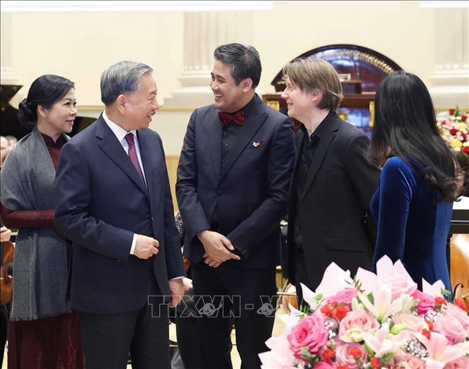 El secretario general del Partido Comunista de Vietnam, To Lam, y su esposa, hablan con los artistas (Foto: VNA) hoa-nhac2.jpg