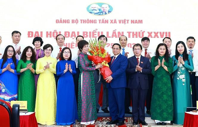El primer ministro Pham Minh Chinh entrega flores para felicitar a la XXVII Asamblea del Comité del Partido de la Agencia Vietnamita de Noticias, el período 2025-2030. (Foto: VNA) vna-potal-thu-tuong-du-dai-hoi-dang-bo-thong-tan-xa-viet-nam-lan-thu-27-nhiem-ky-2025-2030-8154048-2.jpg