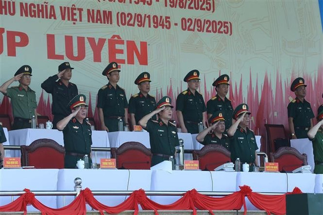 El general Nguyen Tan Cuong, jefe del Estado Mayor General del Ejército Popular de Vietnam y viceministro de Defensa, inspecciona la práctica conjunta. (Fuente: VNA) vna-potal-tong-hop-luyen-dieu-binh-dieu-hanh-ky-niem-quoc-khanh-29-8153833.jpg