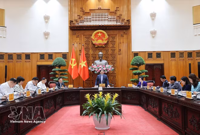 vnanet-thuong-truc-chinh-phu-hop-ban-ve-binh-on-gia-xang-dau-8655095.jpg