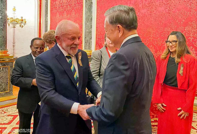 El secretario general del Partido Comunista de Vietnam, To Lam, y el presidente brasileño, Luiz Inácio Lula da Silva. (Fuente: baoquocte.vn) tong-bi-thu-to-lam-tiep-xuc-song-phuong-voi-lanh-dao-cap-cao-cac-nuoc-20250509222216.jpg