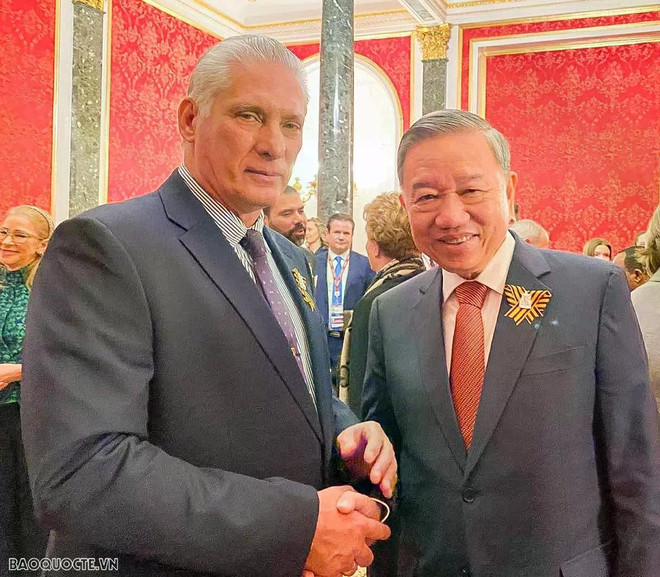 El secretario general del Partido Comunista de Vietnam, To Lam, y el primer secretario del Partido Comunista de Cuba y presidente del país, Miguel Díaz-Canel. (Fuente: baoquocte.vn) tong-bi-thu-to-lam-tiep-xuc-song-phuong-voi-lanh-dao-cap-cao-cac-nuoc-20250509222213.jpg