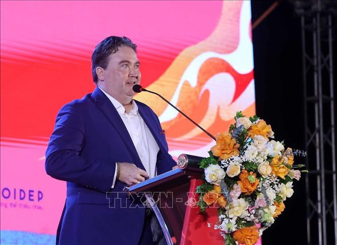 El embajador de Estados Unidos en Vietnam, Marc Knapper, da-nang1-22625.jpg