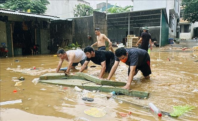 La gente comienza a limpiar sus casas tras la inundación en el distrito 1 de Ha Giang (Tuyen Quang). (Foto: VNA) kp-031025.jpg