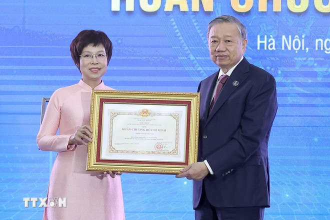 El secretario general del Partido Comunista de Vietnam, To Lam, entrega la Orden Ho Chi Minh a la Agencia Vietnamita de Noticias por tercera vez. (Foto: VNA) tong-bi-thu-to-lam-trao-huan-chuong-ho-chi-minh-cho-1.jpg