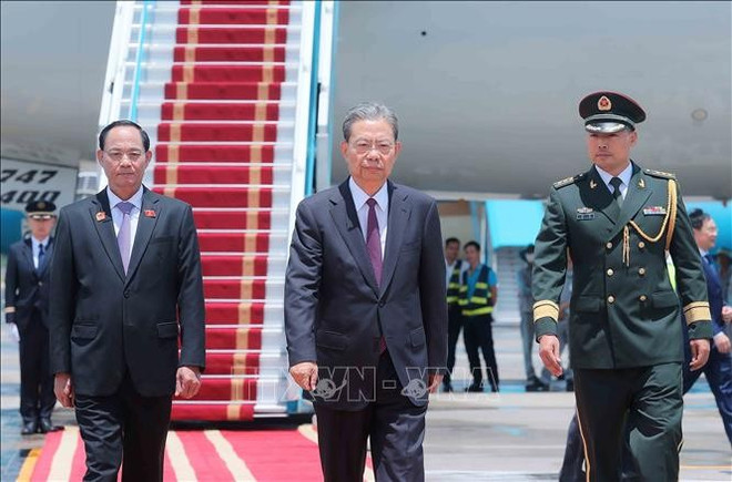 Tran Quang Phuong, vicepresidente de la Asamblea Nacional de Vietnam, recibe al miembro del Comité Permanente del Buró Político y presidente del Comité Permanente de la Asamblea Popular Nacional de China, Zhao Leji, en el aeropuerto internacional de Noi Bai. (Foto: VNA) tran-quang-phuong-2.jpg