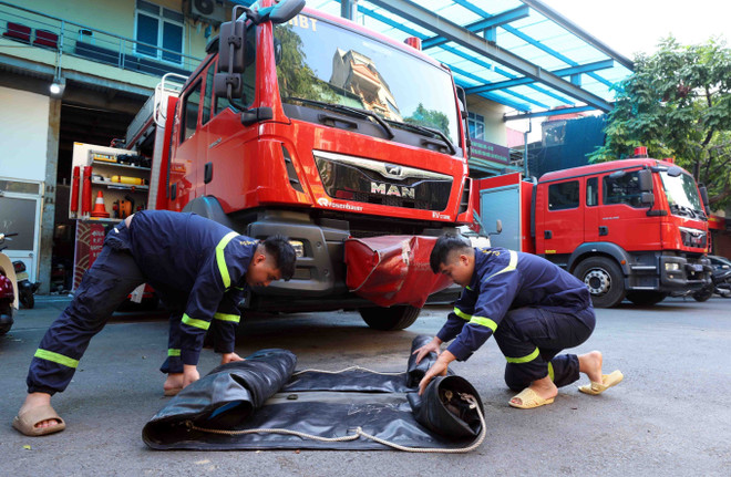 Oficiales y soldados del Equipo de Prevención de Incendios y Rescate de la Policía del barrio de Hai Ba Trung preparan equipo especializado y están listos para entrar en servicio, comenzando a actuar en cuanto se reporta un incendio. (Foto: VNA) vna-potal-cong-an-ha-noi-san-sang-phong-chong-giac-lua-dem-lai-binh-yen-cho-nguoi-dan-7829415.jpg