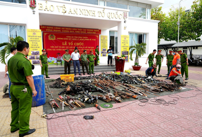 La Policía Provincial de Binh Thuan organiza la destrucción de armas. (Foto: VNA) vna-potal-binh-thuan-tieu-huy-hang-nghin-loai-vu-khi-cong-cu-ho-tro-va-phao-7916590.jpg