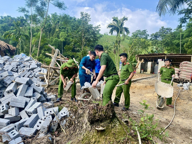 La policía de Thanh Hoa colabora para reparar casas deterioradas. (Foto: VNA) vna-potal-cong-an-thanh-hoa-chung-tay-xoa-nha-dot-nat-8152554.jpg