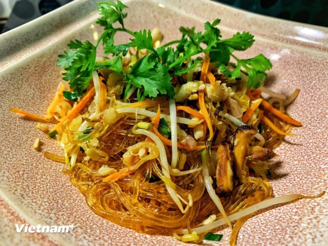 Fideos salteados con cangrejo. (Fuente: Vietnam+) mien-xao-cua-be-09122024-2889.jpg