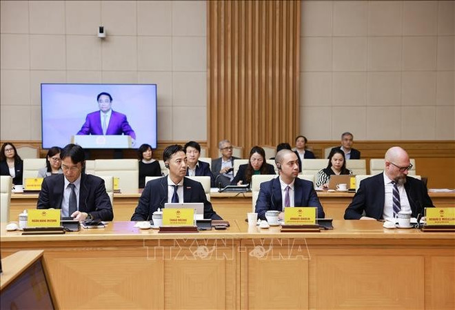 Delegados que asisten a la Conferencia de consulta con expertos y organizaciones nacionales e internacionales sobre el establecimiento de un Centro Financiero Internacional en Vietnam. (Foto: VNA) 1761963841670.jpg