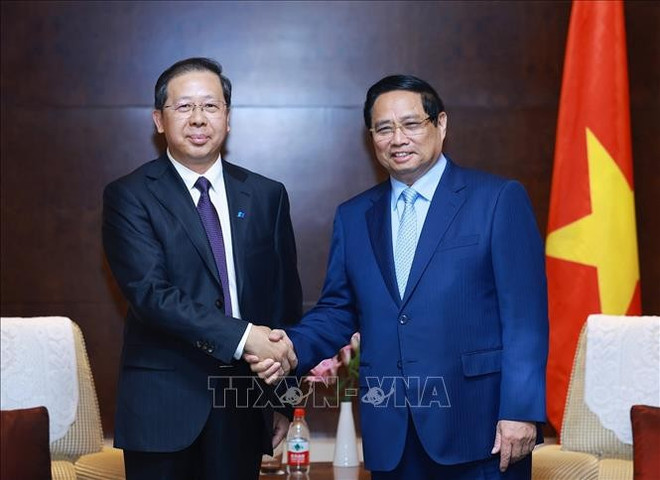 El primer ministro de Vietnam, Pham Minh Chinh, y el presidente de la junta directiva de la corporación Huadian, Peng Gangbing. (Foto: VNA) banh-cuong-binh.jpg