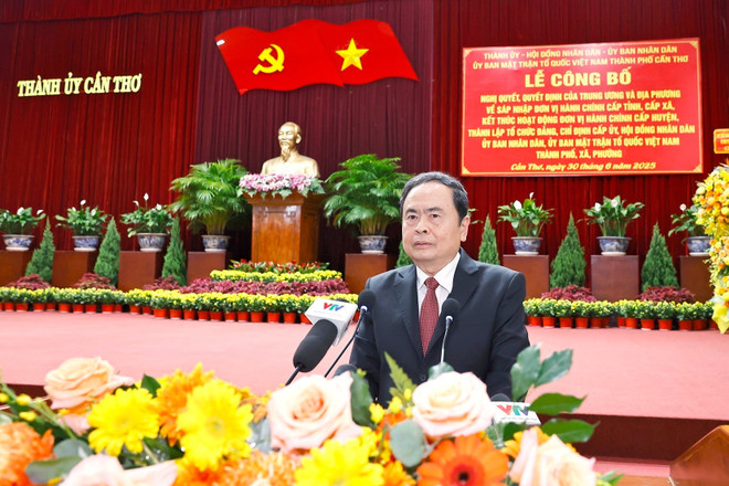 El presidente de la Asamblea Nacional de Vietnam, Tran Thanh Man, habla en la ceremonia. (Fuente: VNA) vna-potal-chu-tich-quoc-hoi-du-le-cong-bo-nghi-quyet-sap-nhap-don-vi-hanh-chinh-cap-tinh-tai-thanh-pho-can-tho-8122016.jpg