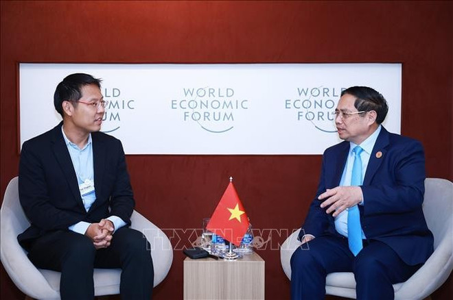 El primer ministro de Vietnam, Pham Minh Chinh, y el director general del fondo de inversión Insignia Ventures Partners, Tan Yinglan. (Fuente: VNA) 2.jpg