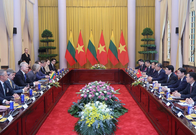 En la reunión. (Foto: VNA) vna-potal-chu-tich-nuoc-luong-cuong-hoi-dam-voi-tong-thong-litva-gitanas-nauseda-8087126.jpg