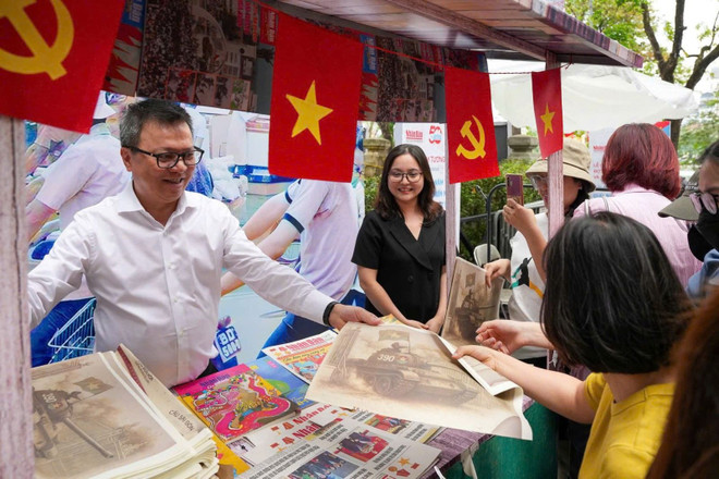 La edición especial del 30 de abril del periódico Nhan Dan. (Foto: Facebook de Le Quoc Minh) 3.jpg