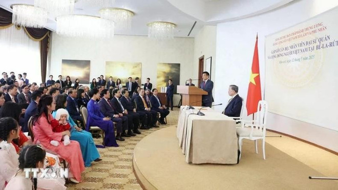 El secretario general del Partido Comunista de Vietnam (PCV), To Lam, se reúne con los funcionarios de la Embajada de Hanoi en Minsk y la comunidad vietnamita en el país. (Fuente: VNA) 3-8454-9501-1495-5237jpg.jpg
