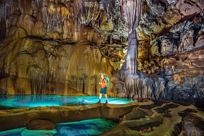 Dentro de la cueva Hung Thoong, Parque Nacional Phong Nha - Ke Bang, provincia de Quang Tri. (Fuente: VNA) vna-potal-trai-nghiem-du-day-qua-ho-sut-ac-mong-tai-quang-binh-7918604.jpg
