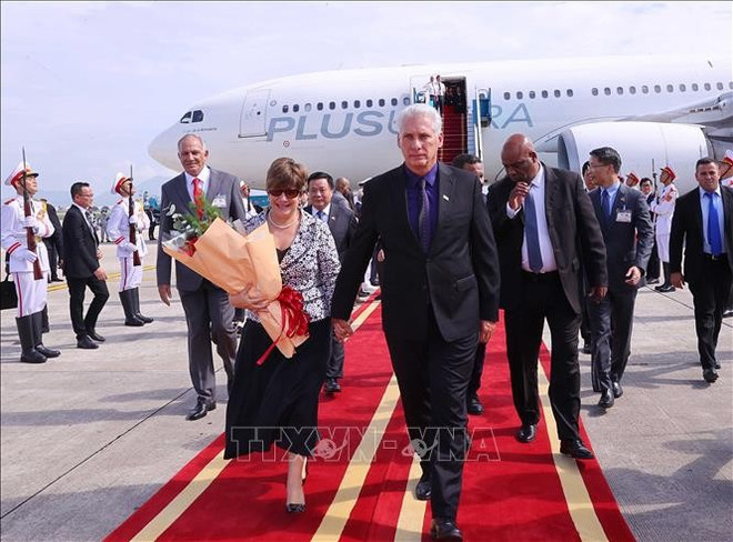 El primer secretario del Comité Central del Partido Comunista y presidente de Cuba, Miguel Díaz-Canel Bermúdez, y su esposa inician su visita de Estado a Vietnam. (Fuente: VNA) ct-cuba2.jpg
